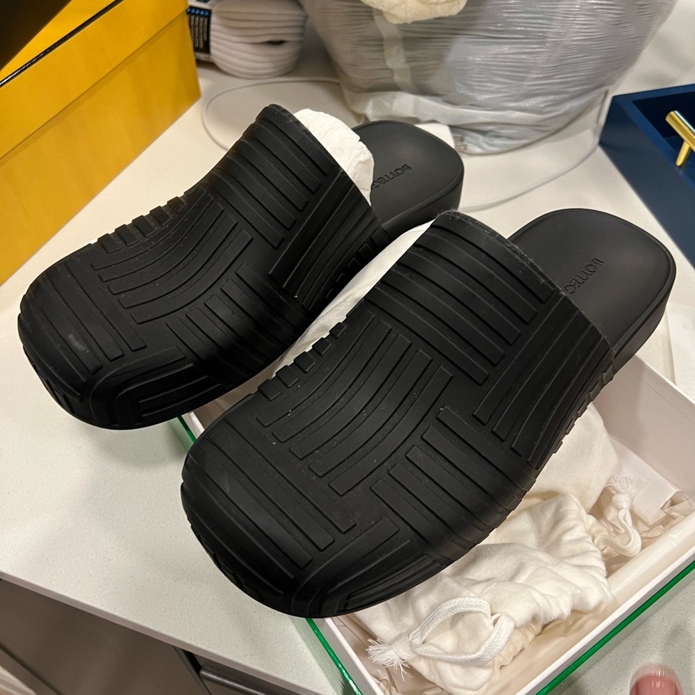 Bottega Veneta Black Men's Sandals
